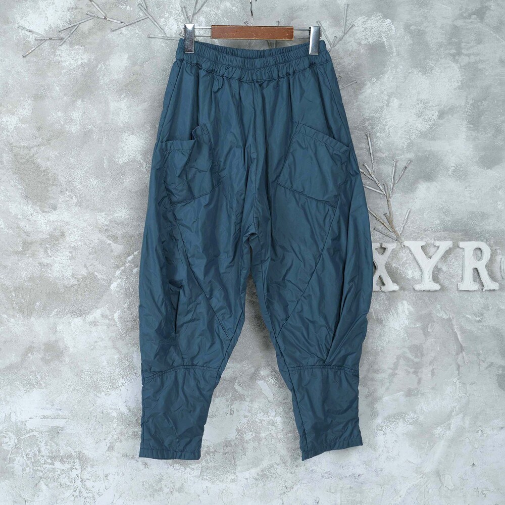 벅시루 여성 W 컷라인 스트럭처 합포 나일론 밴딩 팬츠 93,200원