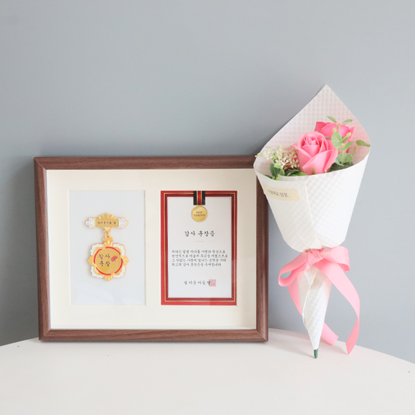 모리앤 카네이션 감사훈장 브로치액자 + 비누꽃다발 세트 26,800원