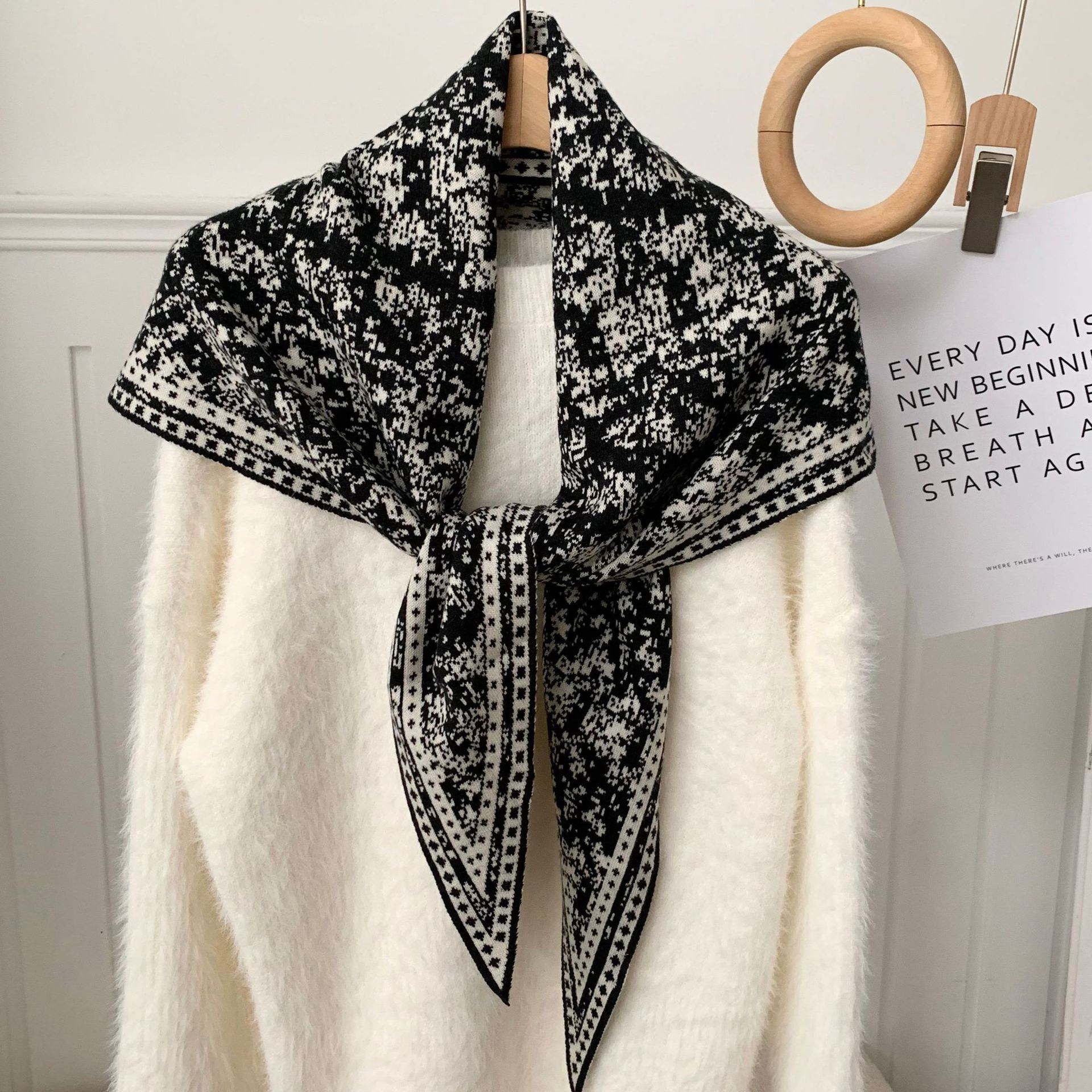 코코린느 고급스러운 시크 블랙 라인 니트 숄 스카프 머플러 (4types) 25,000원