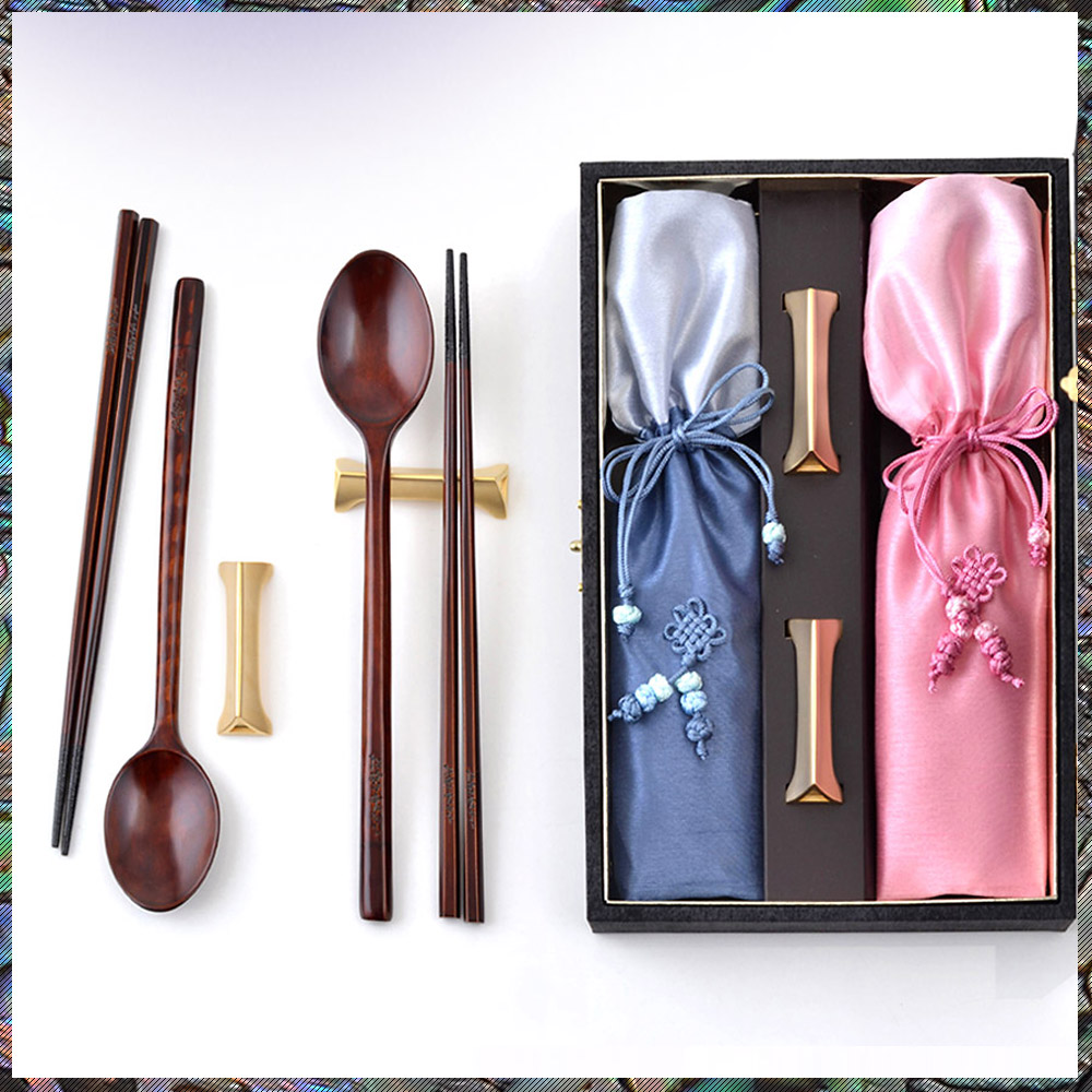 현진 달맞이 고운매화 옻칠나무수저 2인세트+포장+쇼핑백/ 우드 가벼운수저 국내제작 수저받침대포함 수작업 120,000원