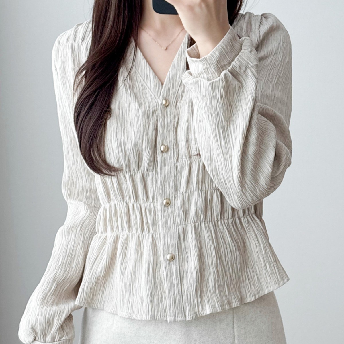 샤우라 하늘하늘한 브이넥 하객룩 셔링 긴팔 블라우스 26,900원