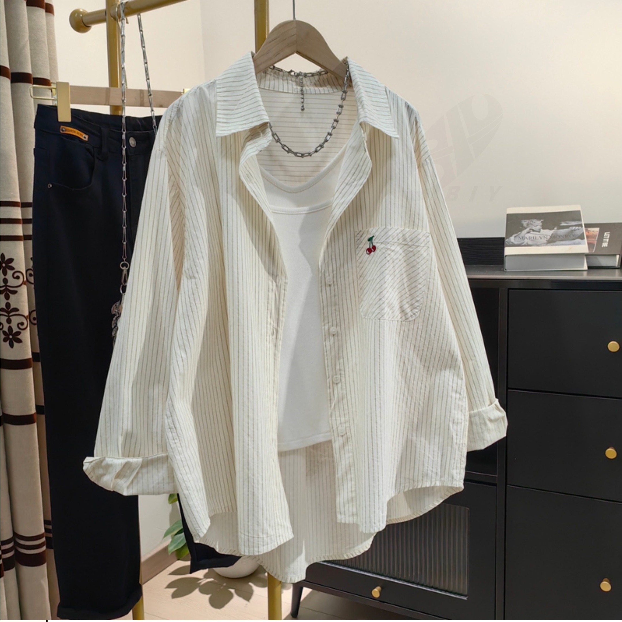 비아이와이 여성 봄가을 스트라이프 자수 셔츠형 루즈핏 코트 D35 32,000원