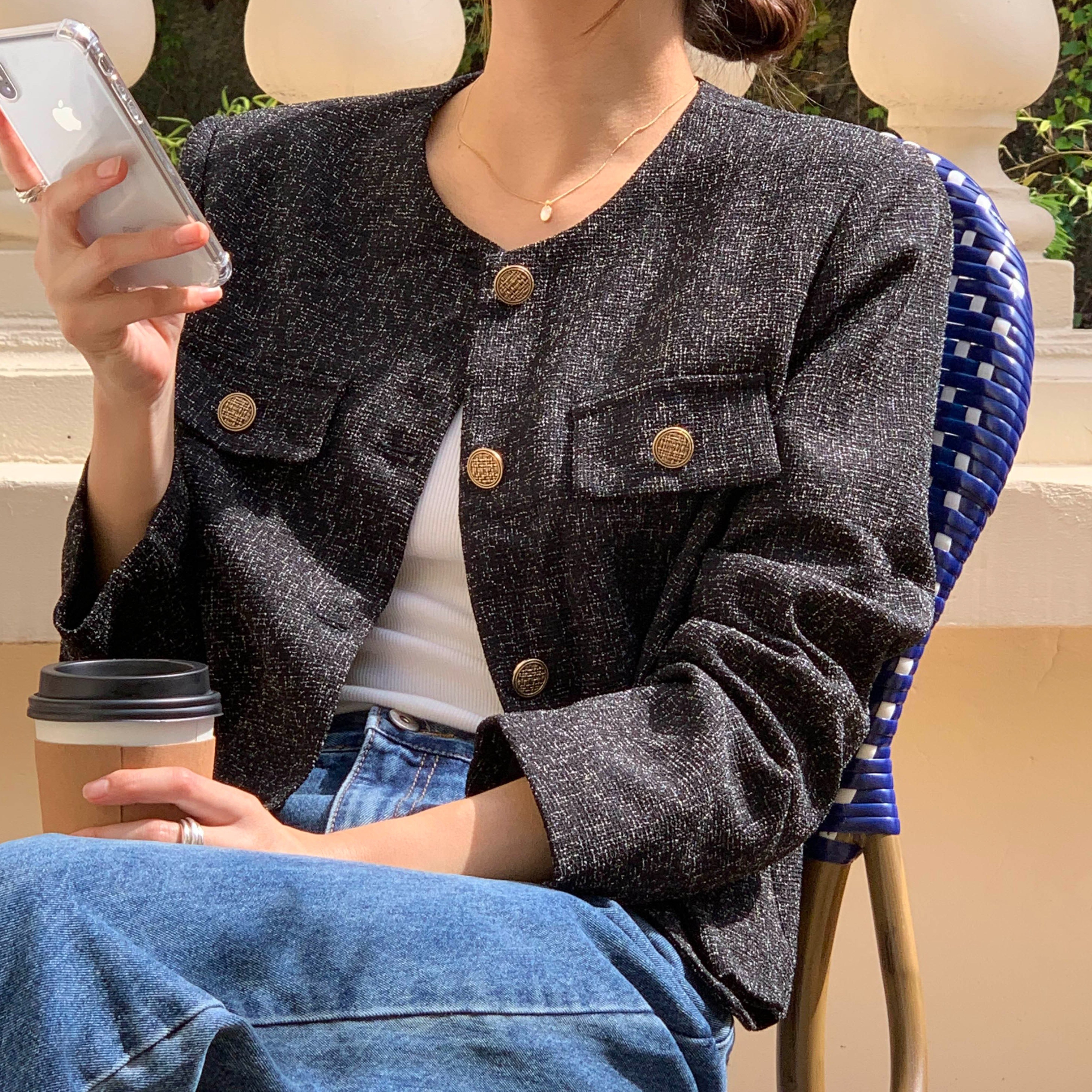 (자체제작) 루어스룸 젤리 봄 가을 간절기 루즈핏 긴팔 골드버튼 포켓 라운드넥 숏 트위드 하객룩 자켓 39,900원