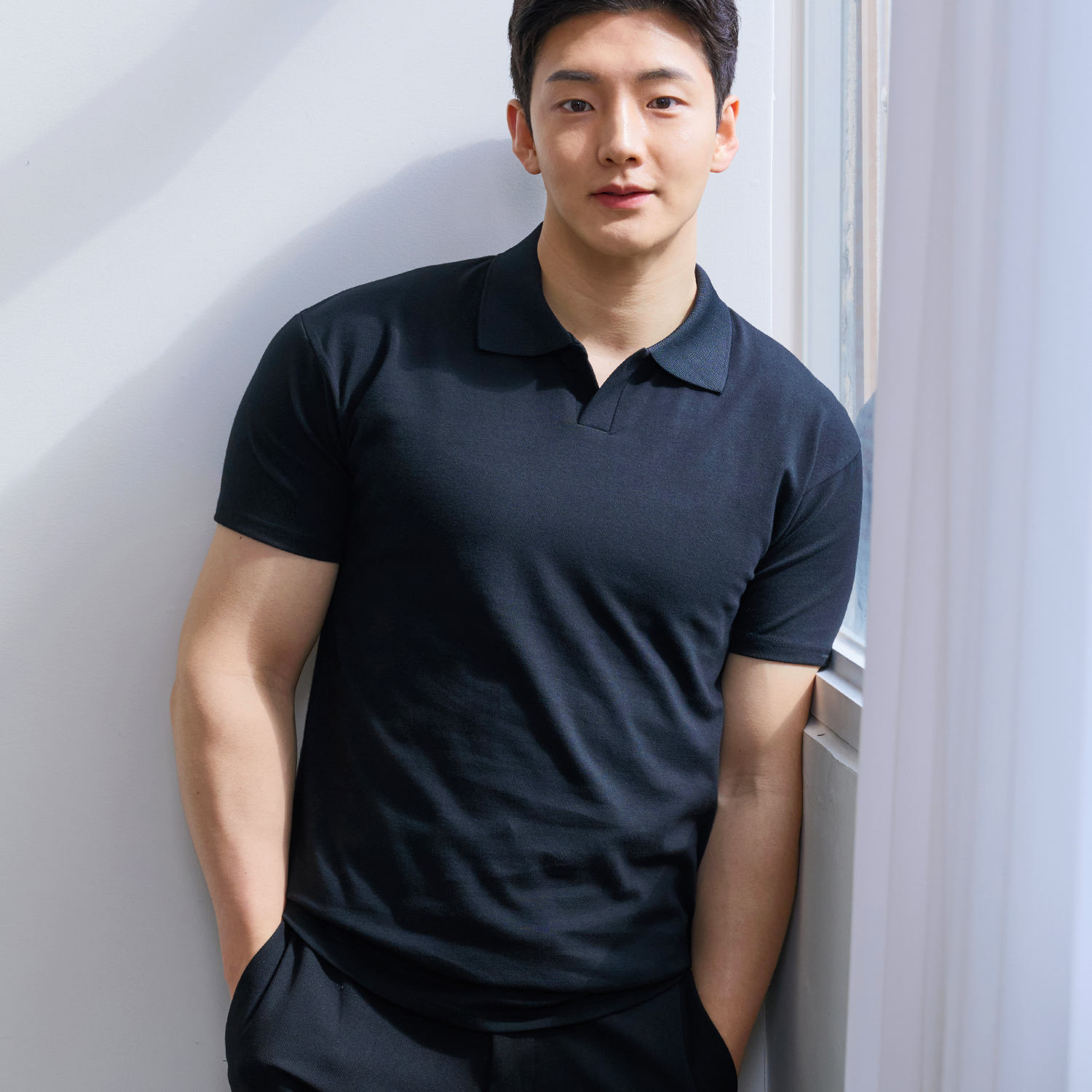 핵쿨남 남성용 어깨 넓어보이는 머슬핏 오픈 카라 반팔 티셔츠 28,900원