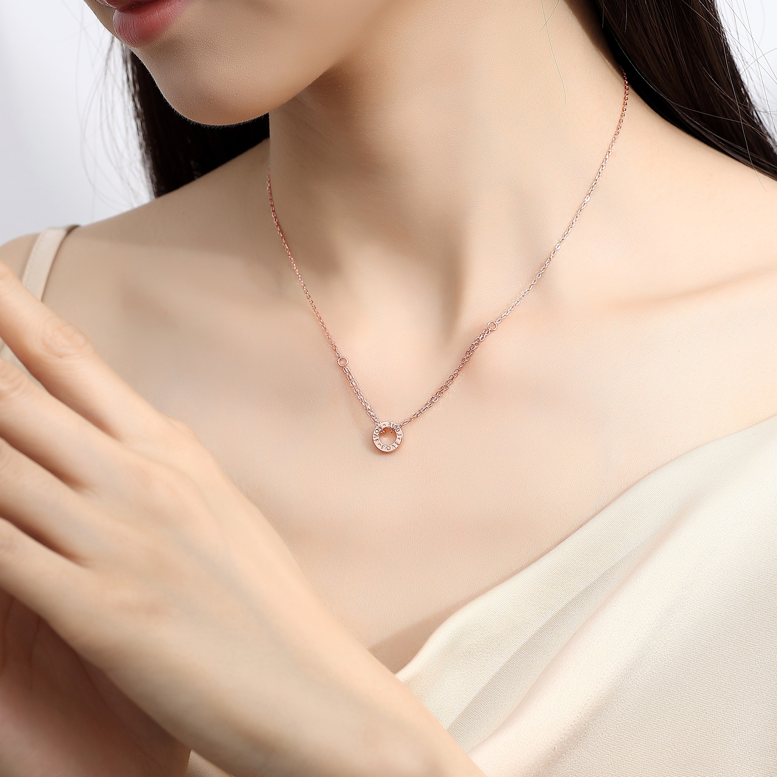 여자 14/18K 골드 원형 LOVE 이니셜 펜던트 목걸이 여자 커플 선물 기념일 추천 388,800원