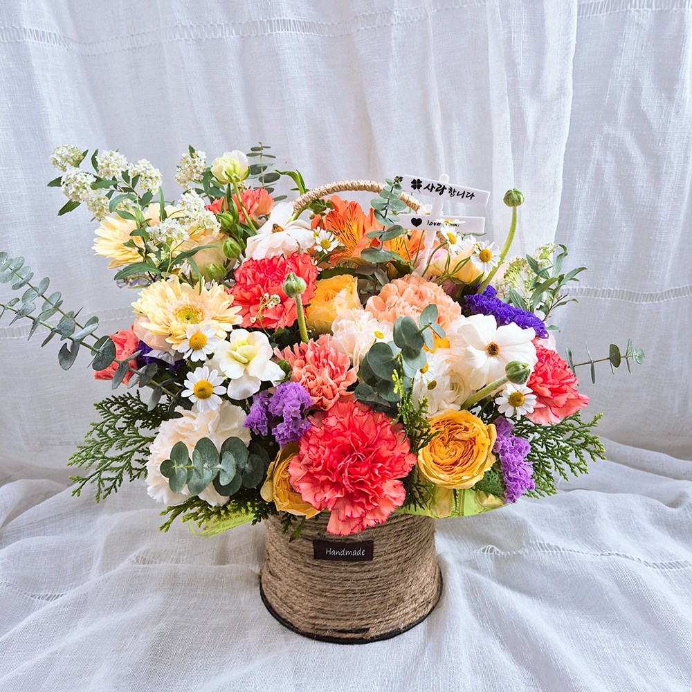 감사한분을 위한 장미 카네이션꽃바구니 전국꽃배달 환갑축하꽃바구니, 예쁜꽃바구니, 생일 축하 기념일 플로리스트 직접제작, 1개, 빛나는당신을위해 56,000원