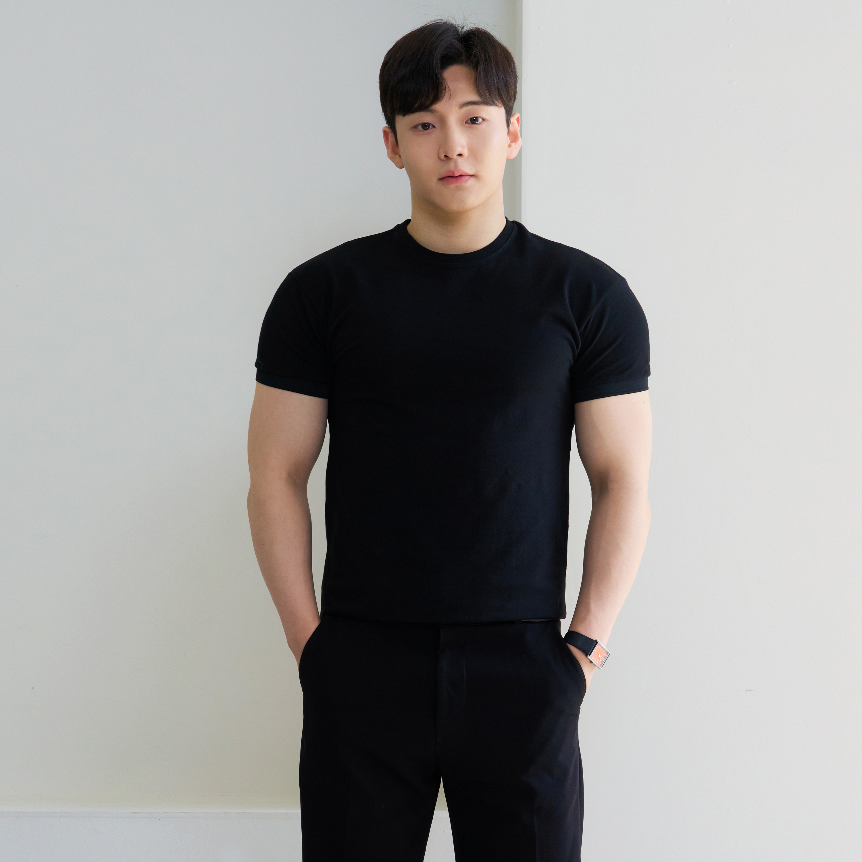 핵쿨남 남성용 어깨 넓어보이는 머슬핏 밴딩버전 반팔 티셔츠 28,900원