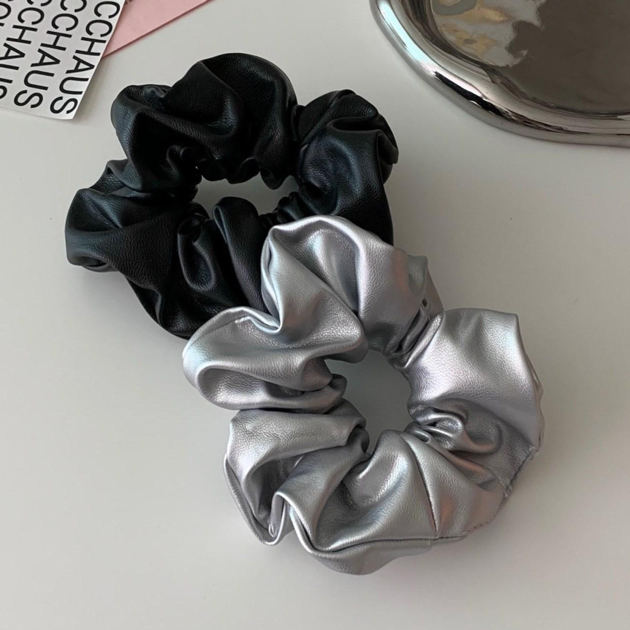 블링살롱 1+1 비바 메탈릭 레더 왕 곱창밴드 헤어슈슈 스크런치 2컬러 세트 곱창끈 여성 헤어밴드 10,900원