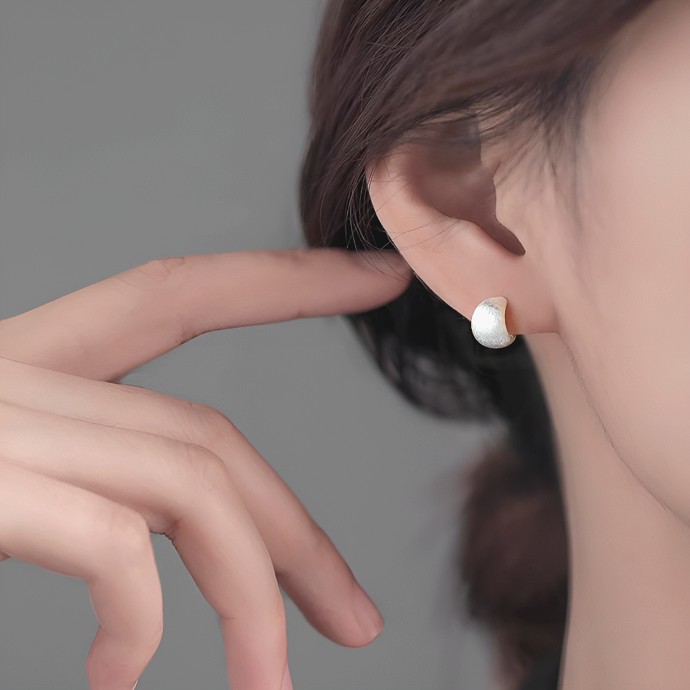 아데트 925 실버 매트 볼륨 귀걸이 12,900원