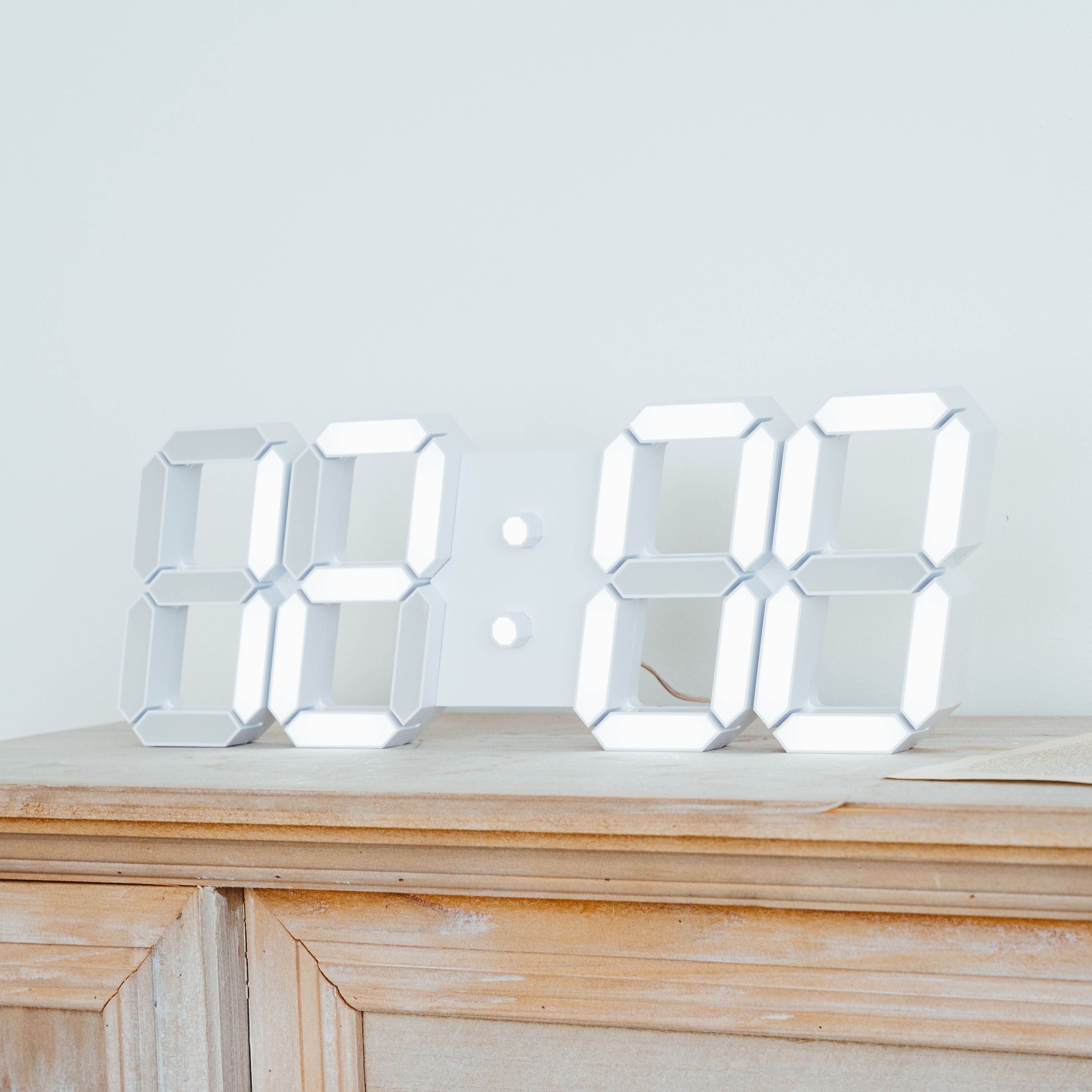 홈컴퍼니 3D LED 무소음 디지털 거실 집들이  회사 사무실 인테리어 리모컨 날짜 온도 알람 벽시계 38CM 38,500원