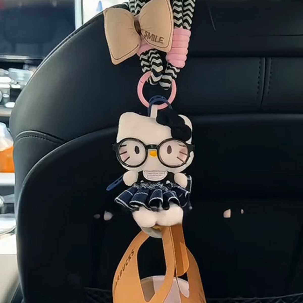 에이오알비 키티 차량용 인형 키링 좌석 뒤 포인트 인형 장식, 블랙, 1개 14,200원