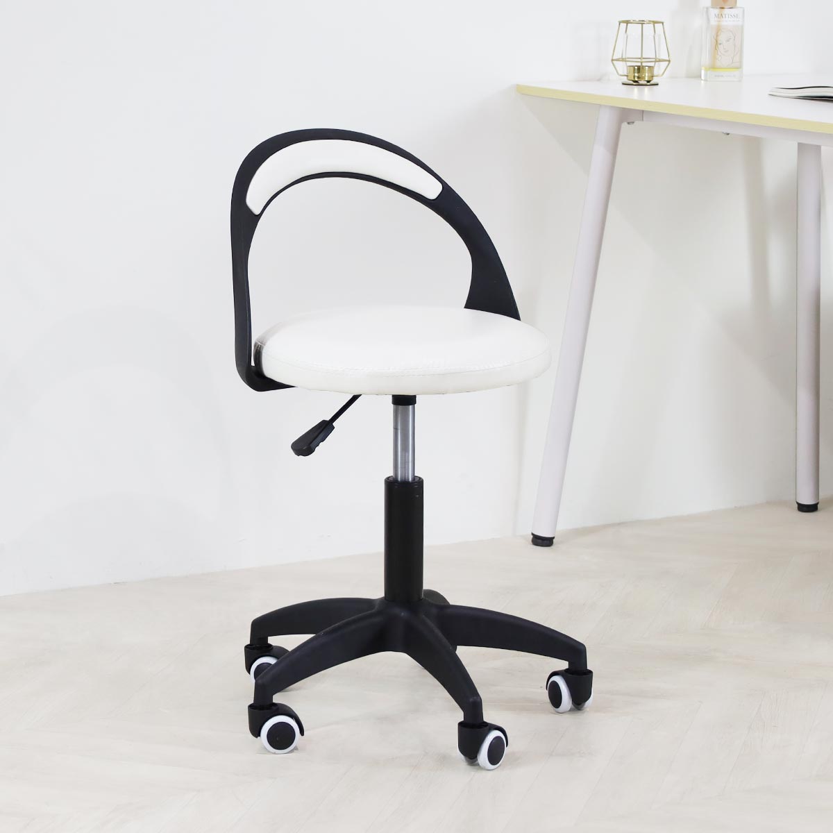 일루일루 스카 츠키 원형 회전 스툴의자 진료 진찰 실험실 연구실 카운터 보조 시술 네일, 아이보리/블랙, 1개 29,900원