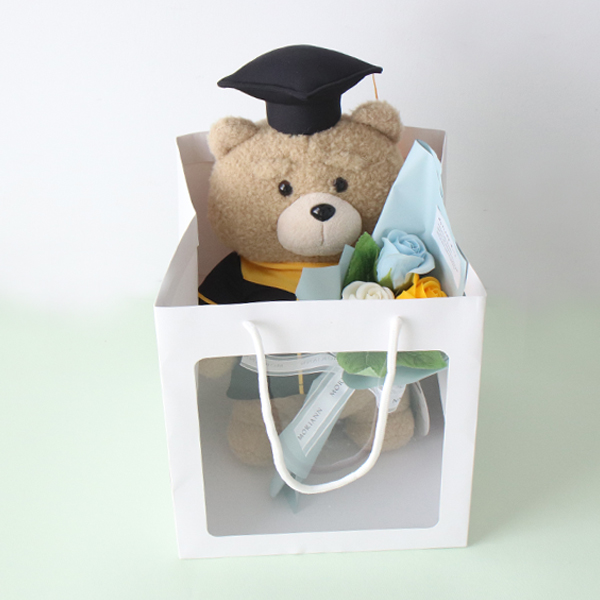 모리앤 비누꽃 장미 꽃다발 + 캐릭터 테드 학사모인형 + 기프트 쇼핑백 세트 26,600원