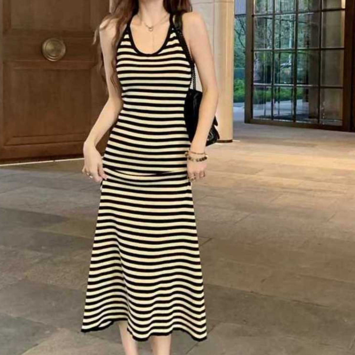 여성 롱 원피스 스트라이프 나시 슬림핏 줄무늬 서스펜더 여름 휴양지룩 원사이즈 국내 21,900원