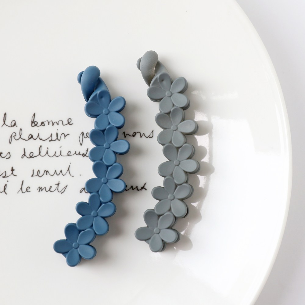 [1+1] 여성 플라워 무광 헤어 바나나핀 짱짱한 국산 바나나 집게핀 2개 세트 7,900원