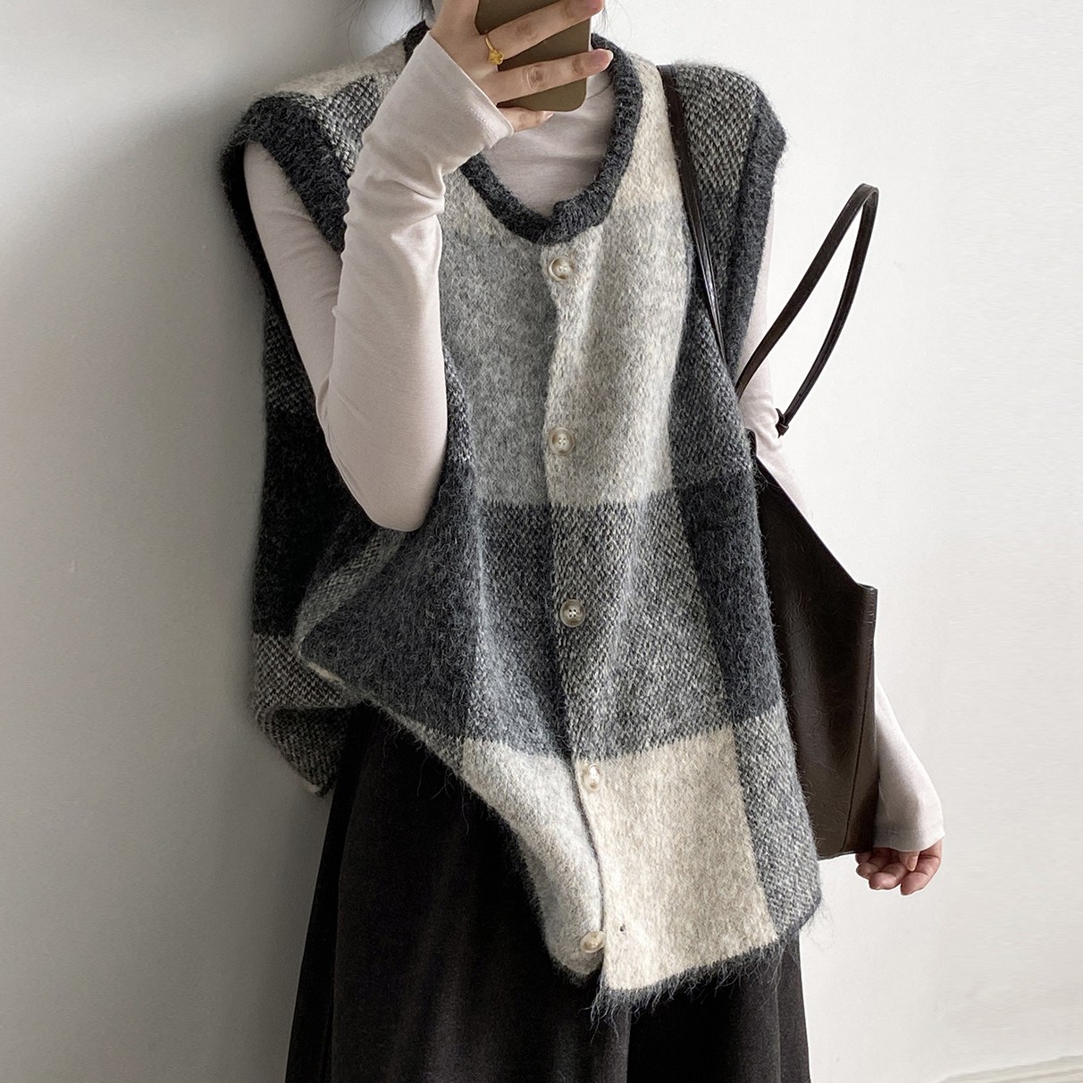 퀸앤조이 여성 체크 라운드넥 니트 조끼 간절기 겨울 루즈핏 단추 레이어드 베스트 로멜리 57,800원