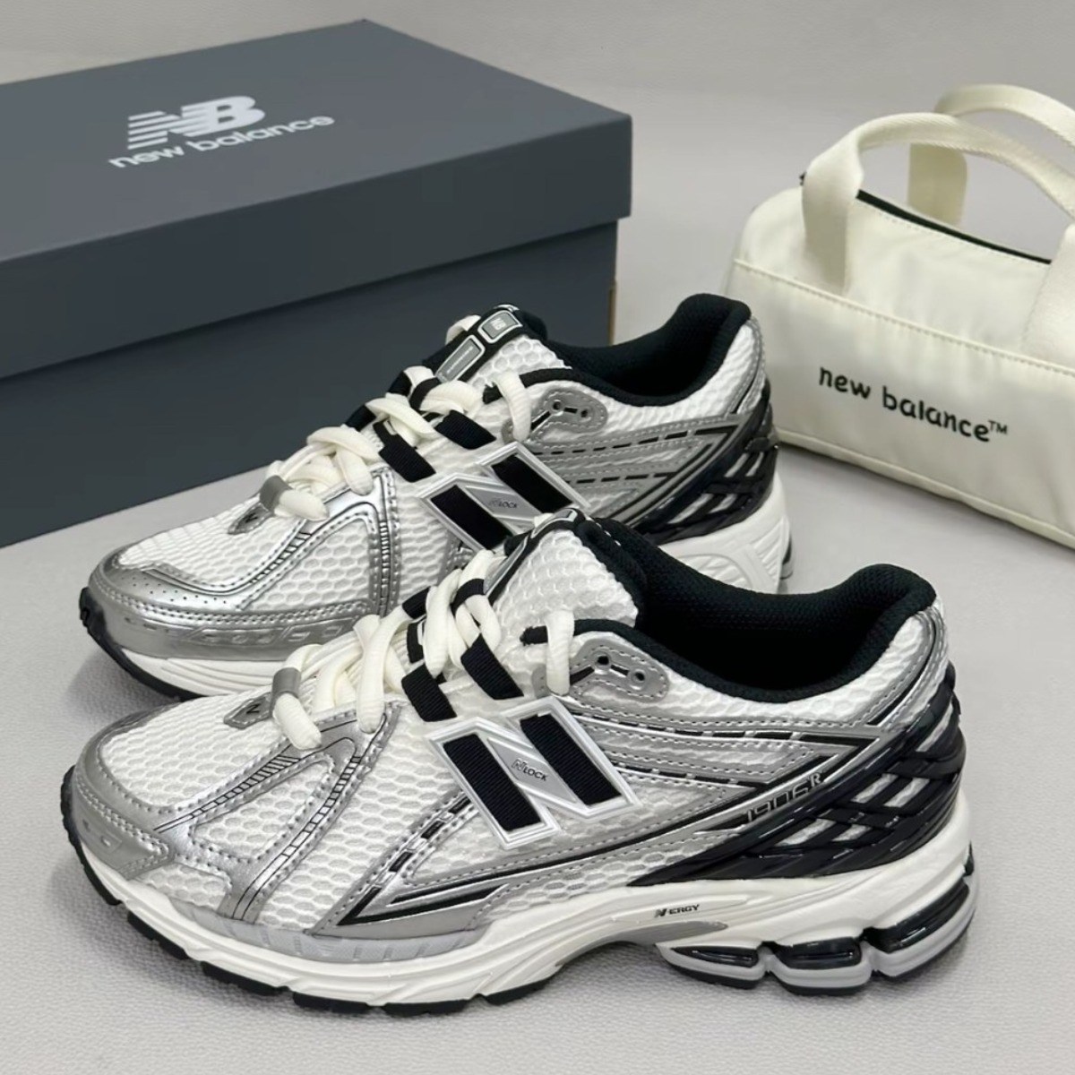 뉴발란스 1906r 실버 메탈릭 블랙 러닝화 키높이운동화 발편한운동화 197,100원