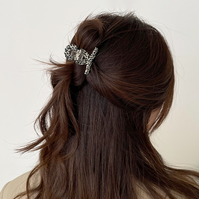 걸핀스 젠 플랫 꼬임 포인트 반머리 집게핀 1582 4,900원