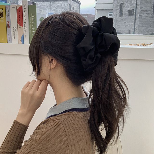 국산 왕곱창밴드 실크 새틴 헤어슈슈 빅사이즈 스크런치 머리끈, 현재가 7,900원