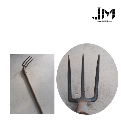 [제이엠몰닷컴] 쇠시랑 쇠스랑 땅을파헤쳐 고르는데 쓰는 농기구 3발 세발쇠스랑 세발쇠시랑 갈퀴 호미 풀무덤쇠스랑, 1개 9,500원