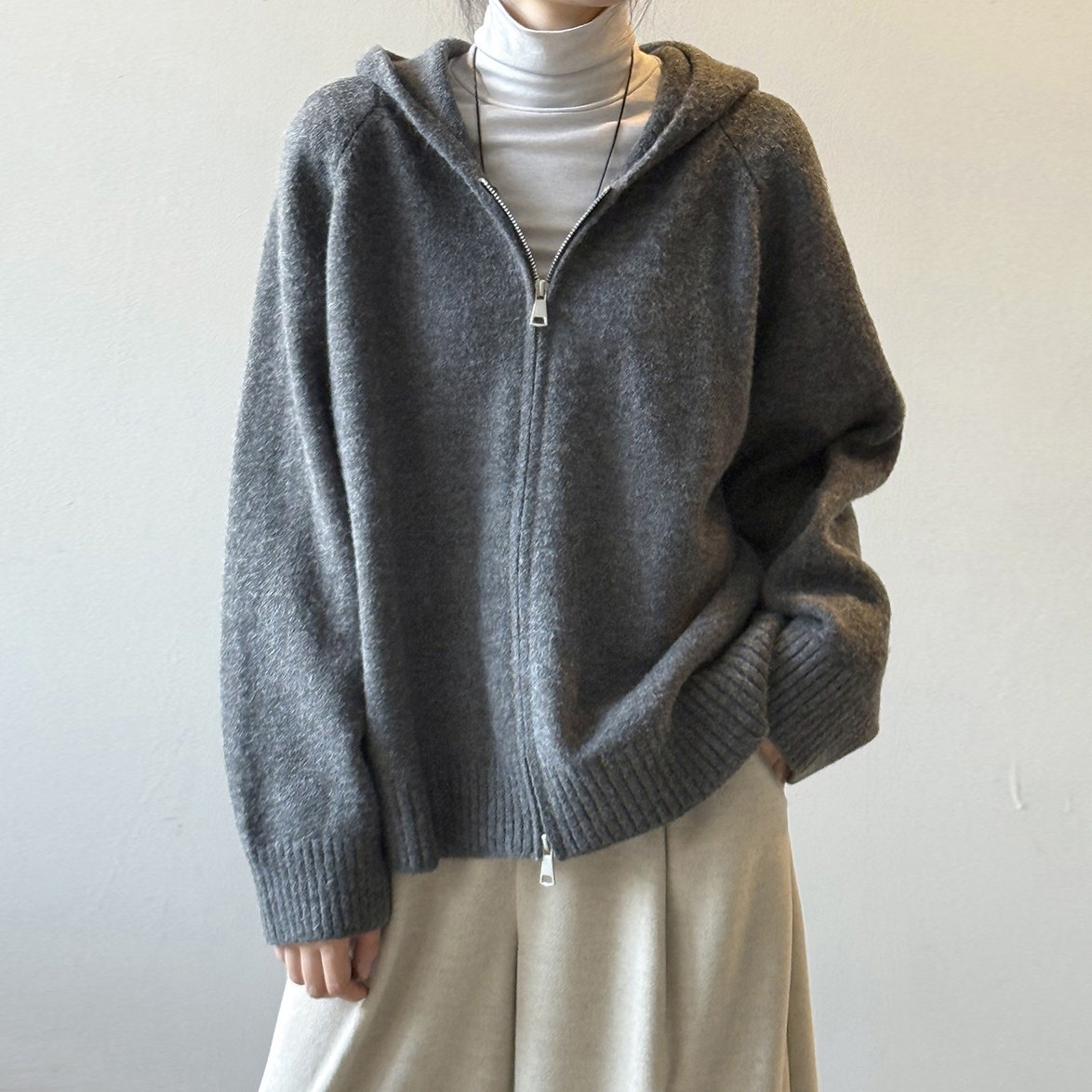 퀸앤조이 브엘로 루즈핏 포근 후드 집업 니트 가디건 63,800원