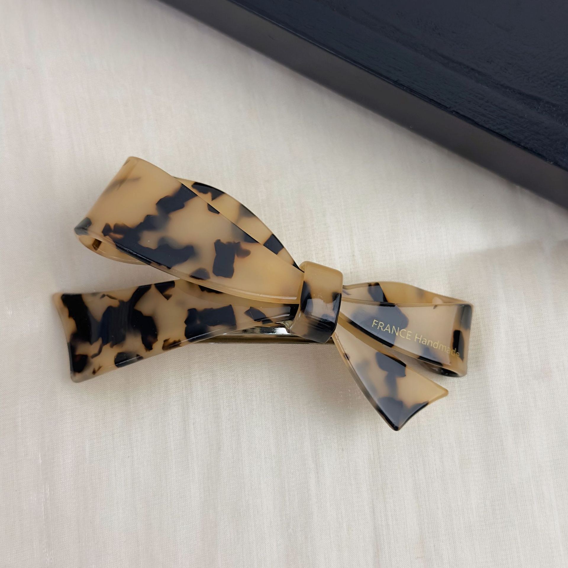 다프네 리본 반머리 프랑스 명품 반묶음 로우번 셀룰로오스 이태리 자동핀 머리핀 헤어핀 12,900원