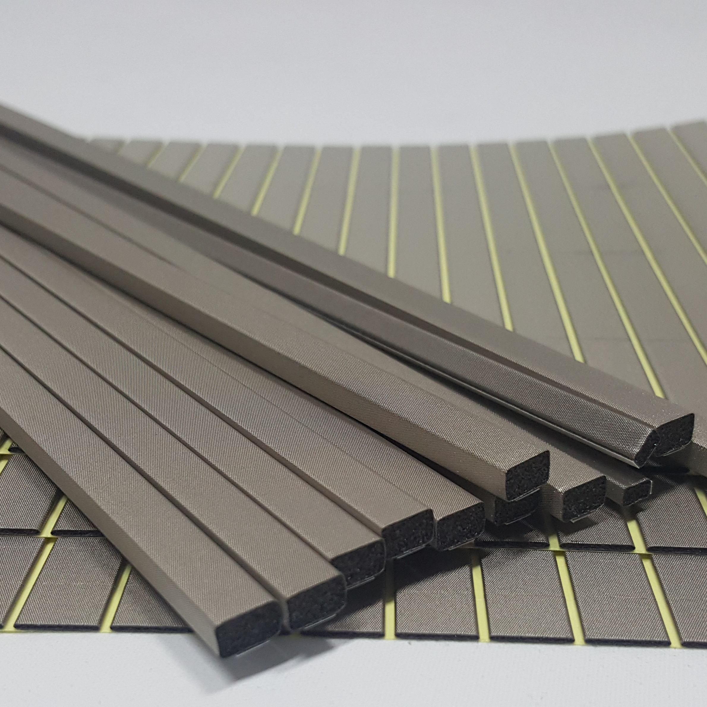 전자파 차폐 EMI 쉴드폼 가스켓 15mm-3mm-1M (폭-높이-길이), 바닥면 전기전도테이프 부착 23,390원