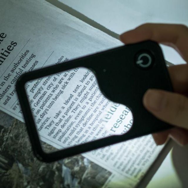 LED 휴대용 미니 돋보기 확대경 독서 신문읽기 카드형 1ga+8303tt 17,890원