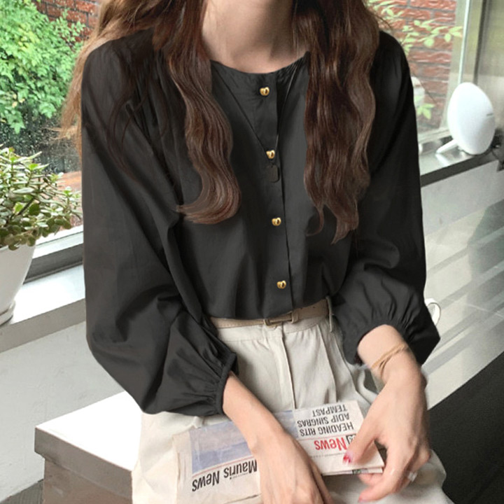 드마엘 이너그 소매 퍼프 셔링 간절기 하트단추 블라우스 13,990원