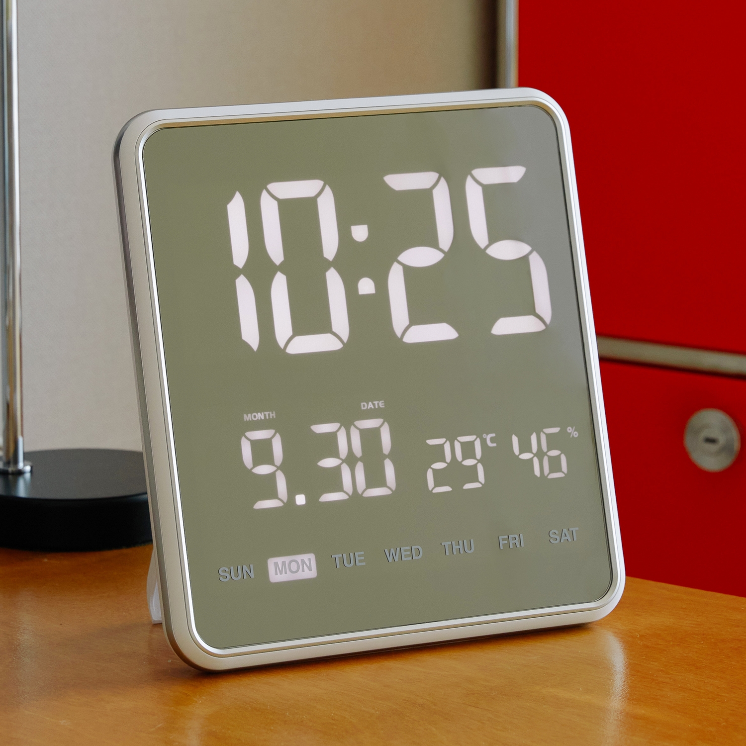 오더블유씨 실루엣 스퀘어 LED 캘린더 시계 OT925DS, Silver 63,600원