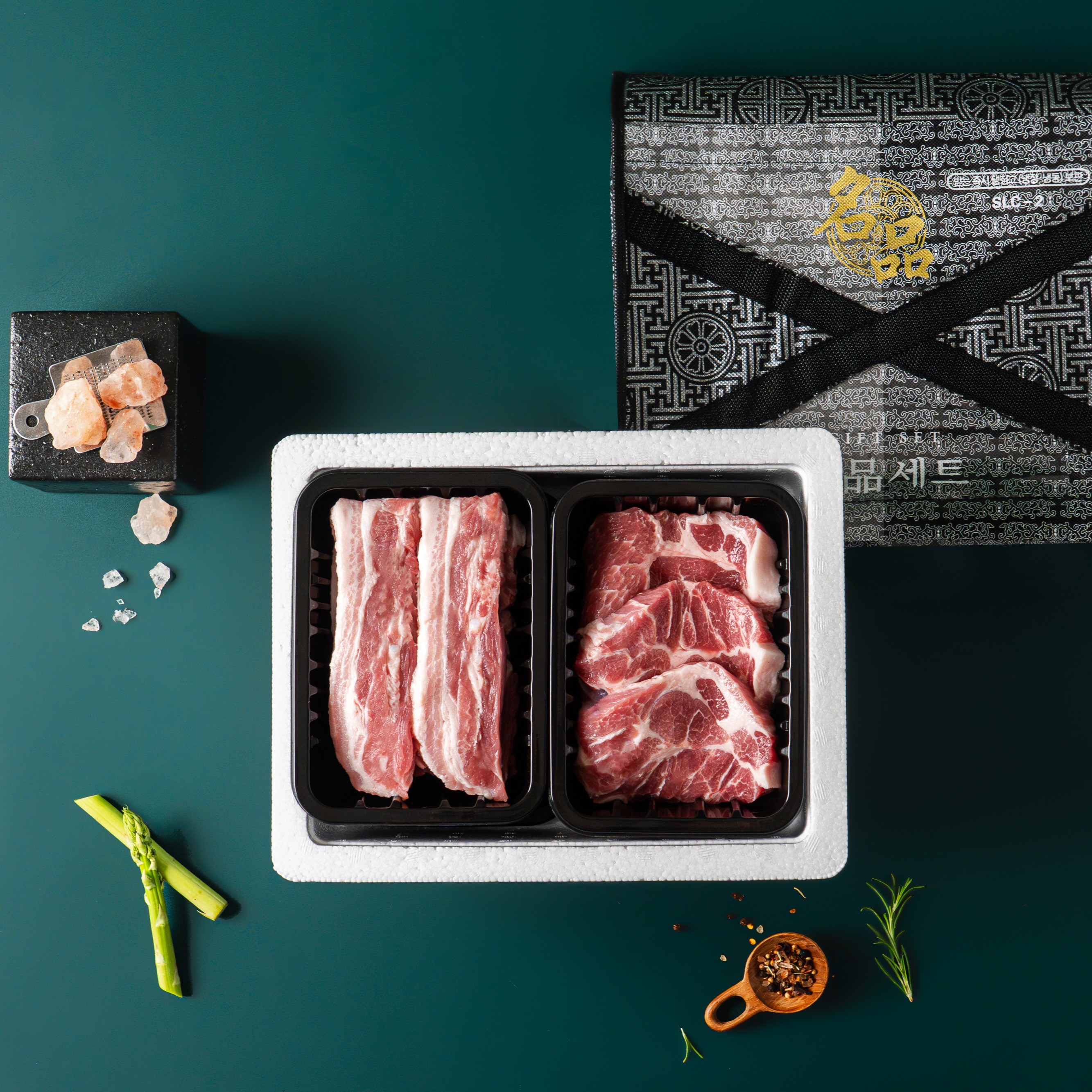 [고기담은정성]국내산 녹돈 돼지고기 삼겹살+목살 1kg 선물세트(가방포함), 1세트 33,900원