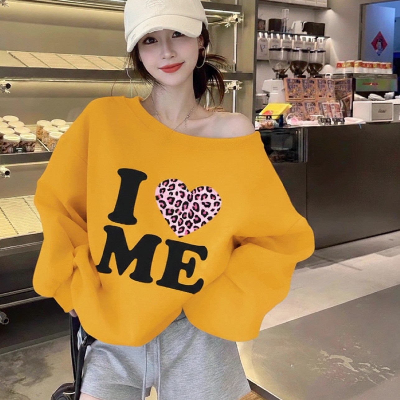 여성 루즈핏 오프숄더 레터링 맨투맨 33,500원