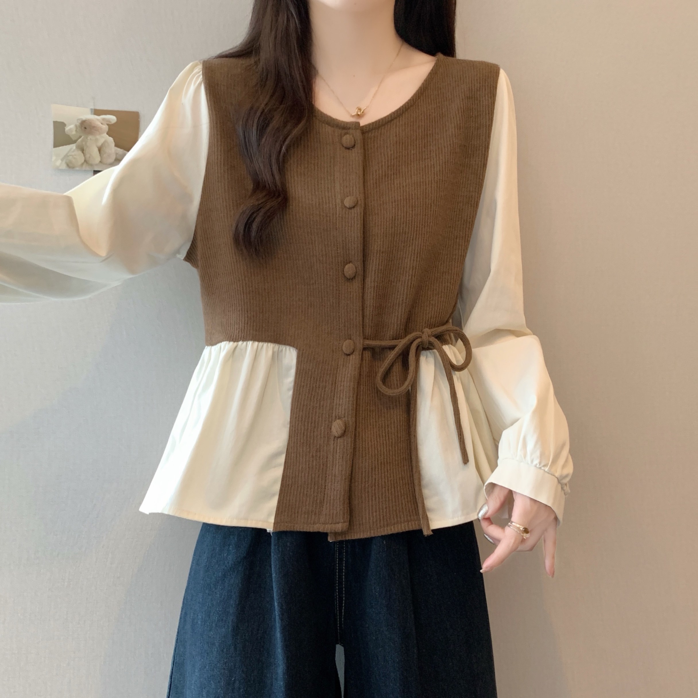 비아이와이 통근하기 좋은 페이크 디자인 라운드넥 셔츠  D132 29,800원