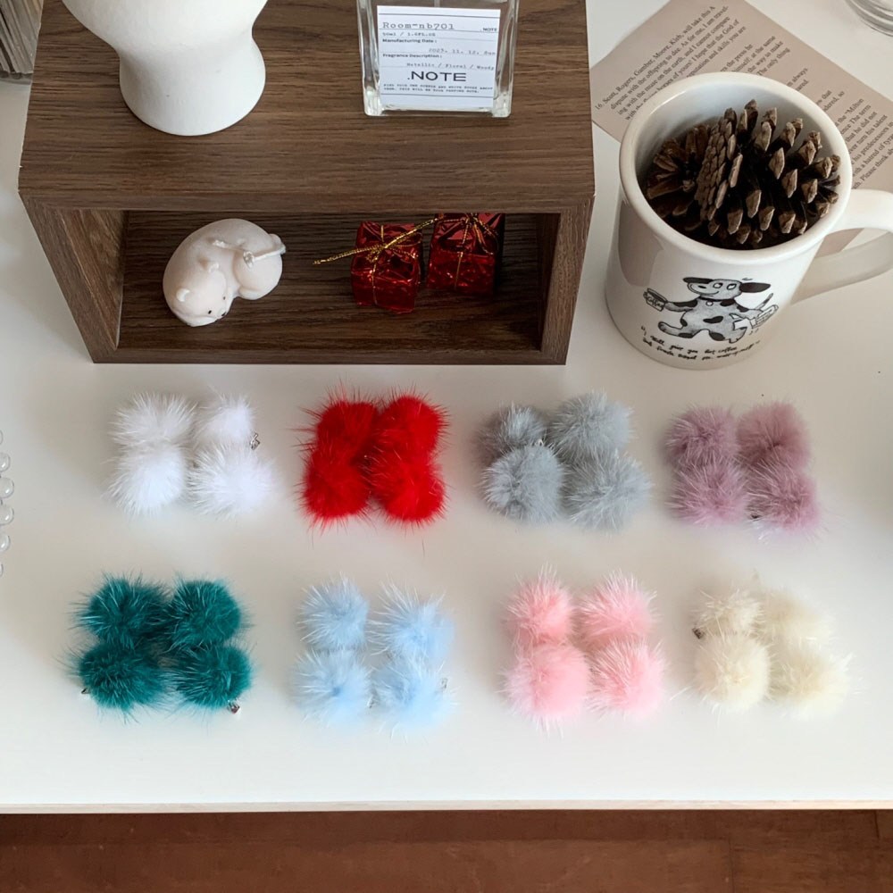 퓨어린 [ 자체제 ] 스노우 밍크 폼폼이 발레코어 퍼 방울 연말 크리스마스 미니 겨울 체육대회 야유회 옆머리 집게핀 헤어핀 밍크핀 9,500원