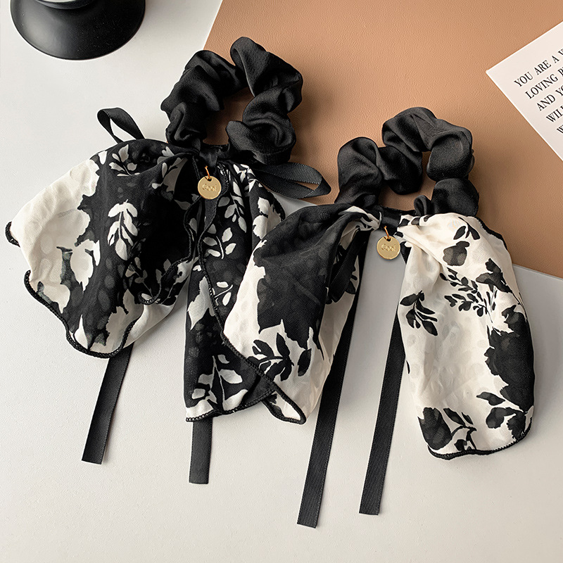 모스리나 아리아 플라워 쉬폰 리본 드롭 스크런치 로우번 곱창밴드 헤어슈슈 13,900원