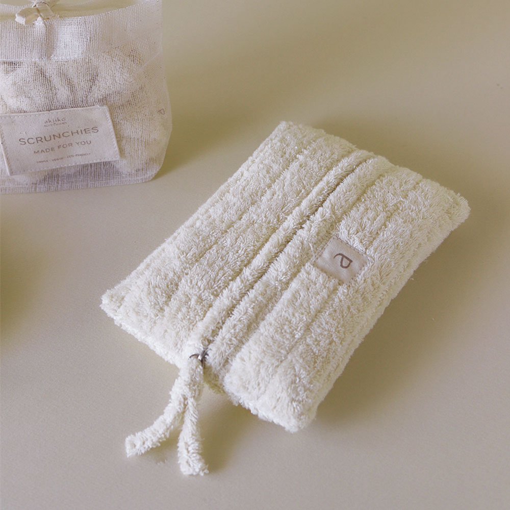 에이키코 클라우드 납작 직사각 파우치 대형 9,900원