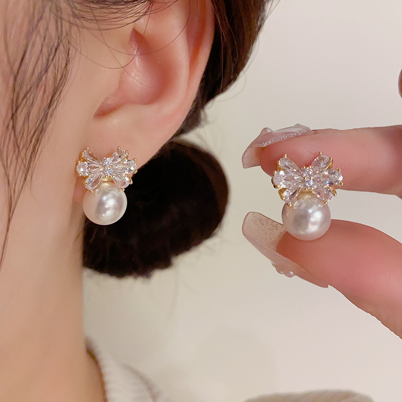 NXNA 14K 골드 입체리본 진주 귀걸이 여반짝이 고급스러우면서 스윗하고 트렌디한 도금 귀걸이 CS-EH014 56,020원