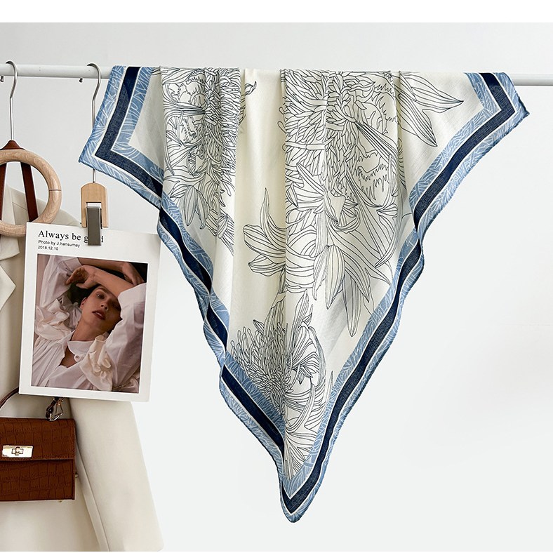 MOMON 모몽  배색 플라워 고급스러운 스카프 빅사이즈 인조 실크 머플러 봄 가을 필수 코디아이템 오피스룩 16,500원