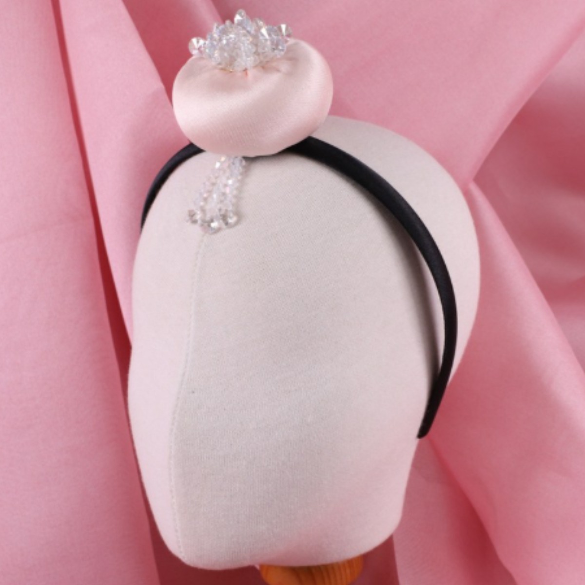 크리스탈왕관머리띠 한복머리띠 웨딩머리띠 웨딩헤어밴드 실크머리띠 드레스한복 돌잔치드레스 명절머리띠 한복헤어밴드 아동한복장신구 한복소품 돌잔치 백일잔치소품 돌한복소품 돌촬영의상 16,500원