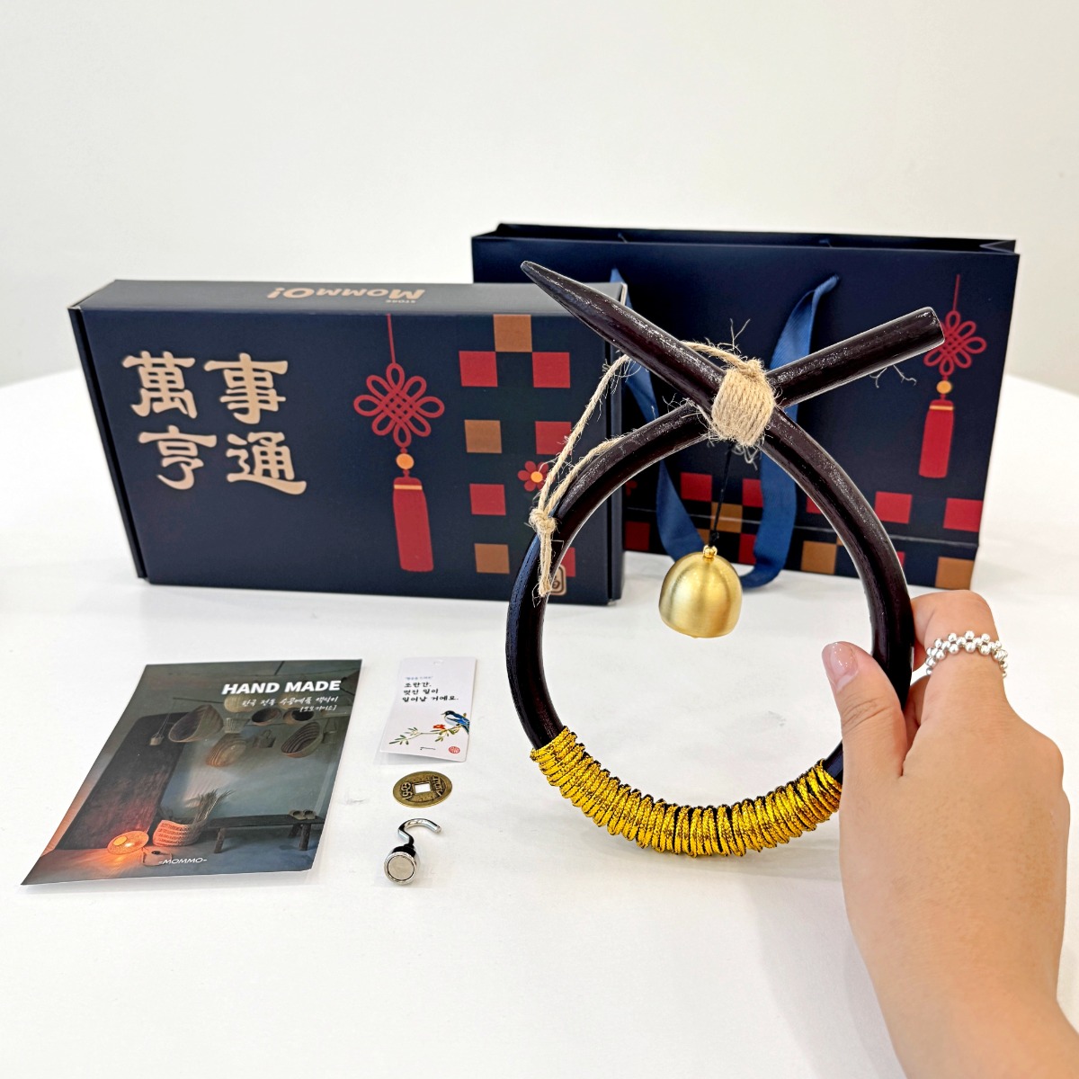 모모커머스 행운을 가져다주는 소코뚜레 현관종 문종 집들이/개업/이사 선물_2컬러, 금색_아래 다지인_소 5,000원