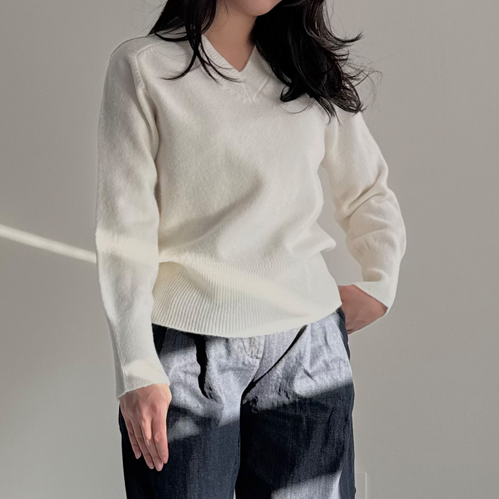포클로 여성 브이넥 니트 세미크롭 허리 시보리 탄탄한 골지 디테일 니트 33,900원